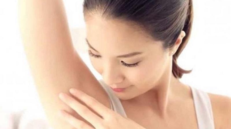 Thoa hỗn hợp lên vùng nách để khử mùi