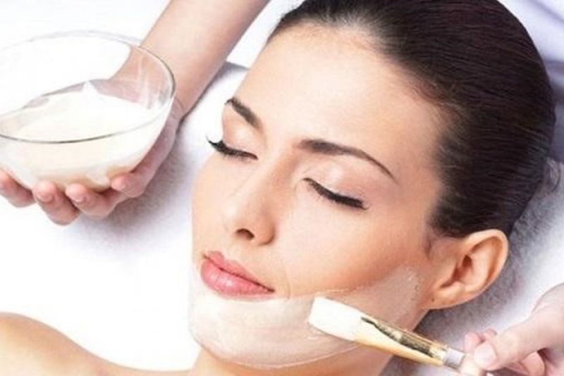 Sữa tươi không đường giúp làm sáng da và làm mờ vết thâm sau mụn