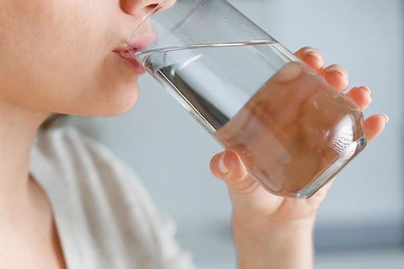 Uống đủ nước mỗi ngày là bước cơ bản giúp da luôn tươi sáng, giảm quầng thâm