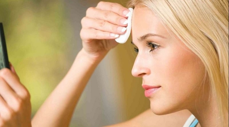 Dùng nước muối sinh lý để làm sạch da