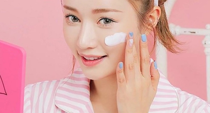 Thoa kem chống nắng để bảo vệ da