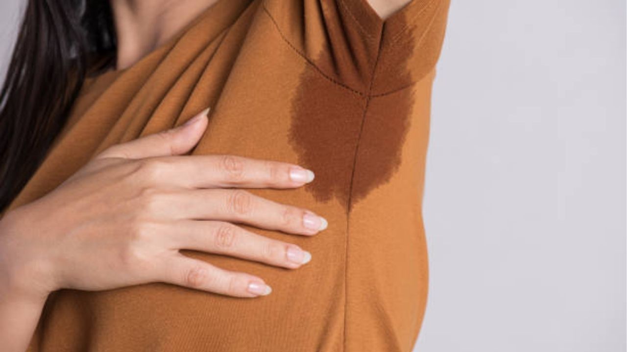 Vùng nách ẩm ướt thường xuyên khiến nách có mùi hôi