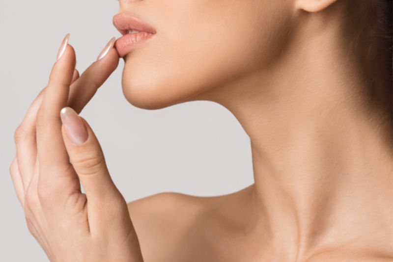 Massage môi thường xuyên giúp duy trì độ săn chắc và hình dáng tự nhiên