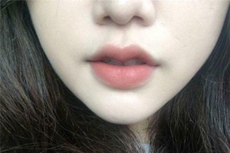 Môi trái tim nhỏ có viền môi cong mềm mại, môi dưới đầy nhẹ và cân xứng với gương mặt