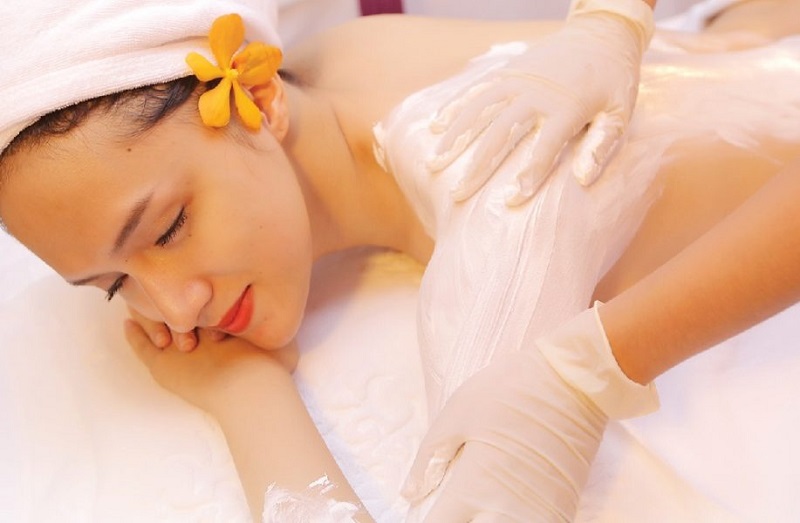 Kỹ thuật viên sẽ thoa kem ủ trắng da lên body của khách hàng