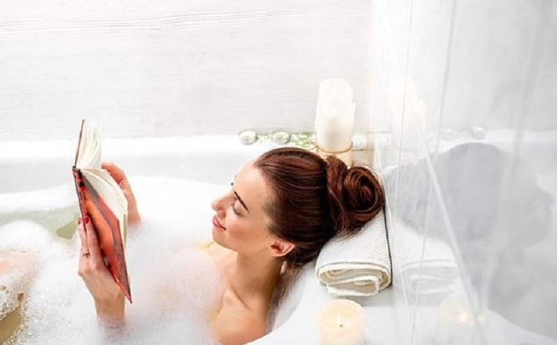 Có thể tắm nước ẩm để giúp lưu thông khí huyết, làm sạch lỗ chân lông