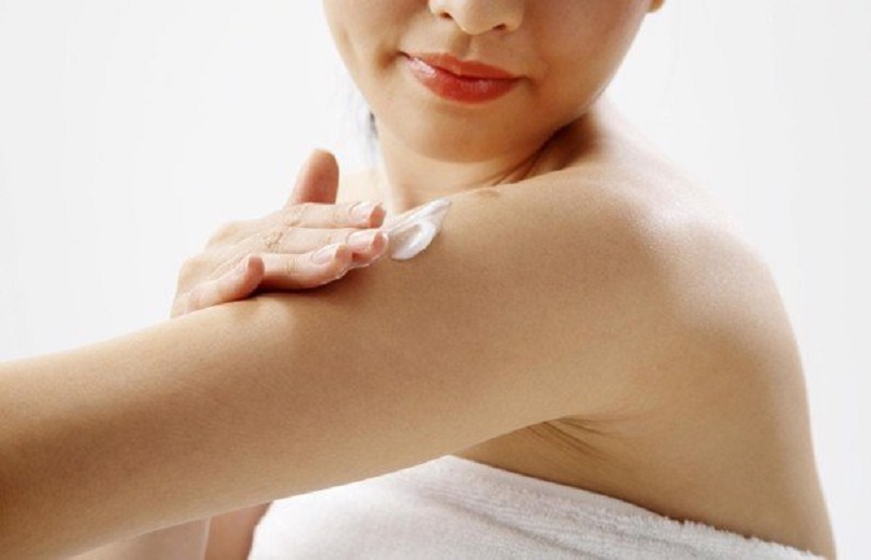 Thoa kem dưỡng ẩm sau khi tắm