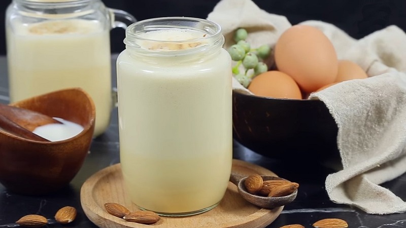 Sữa tươi và trứng gà giúp kiểm soát dầu thừa, giúp da mịn màng, căng bóng hơn