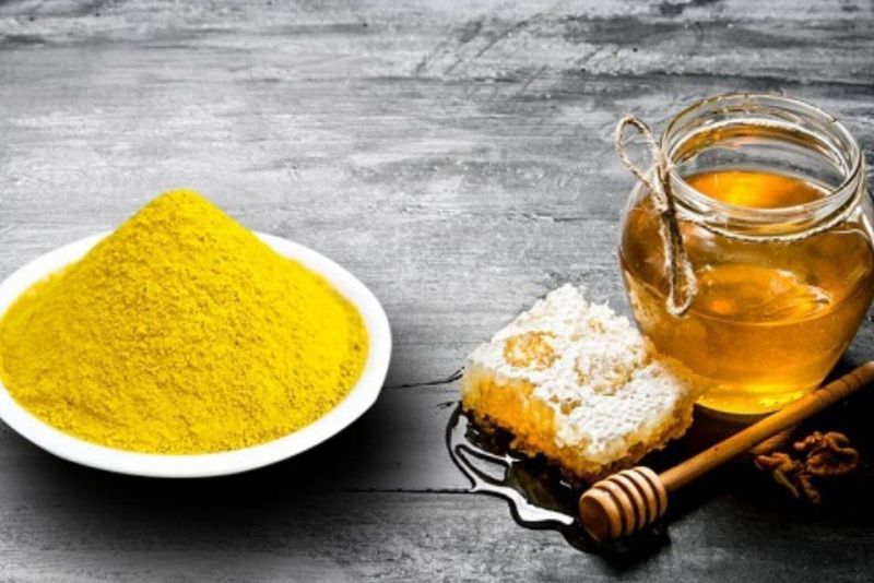 Kết hợp mật ong và nghệ giúp làm dịu viêm và hỗ trợ tái tạo da tổn thương
