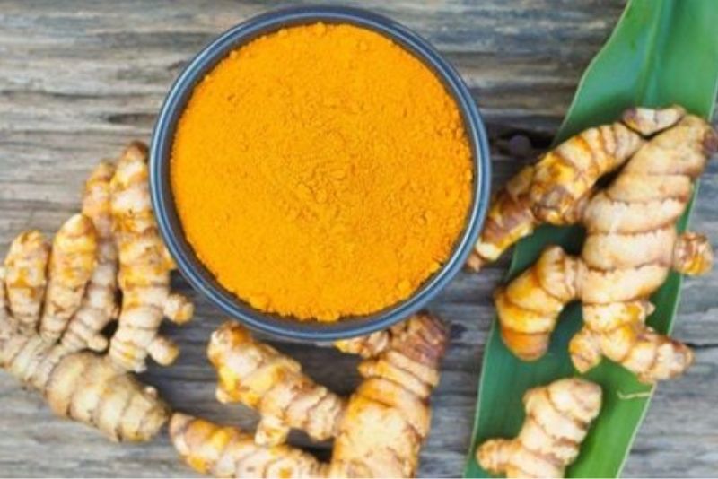 Nghệ chứa hoạt chất curcumin có khả năng chống oxy hóa, làm sáng da và làm mờ vết thâm