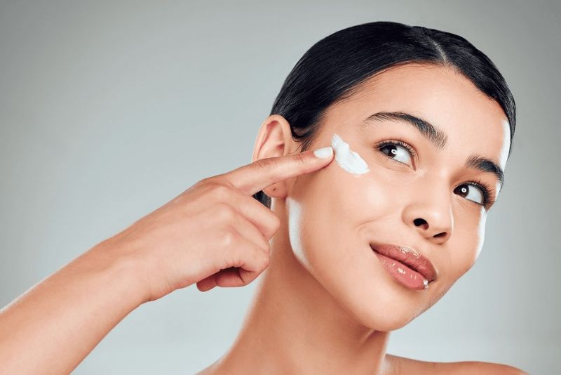 Sử dụng kem chống nắng hàng ngày để ngăn ngừa tăng sắc tố.