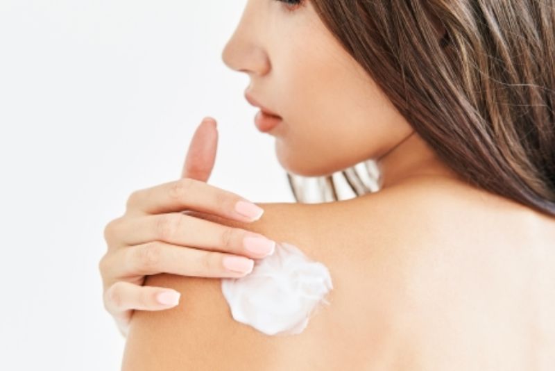 Trị thâm mụn lưng lâu năm có thể sử dụng sản phẩm bôi ngoài da