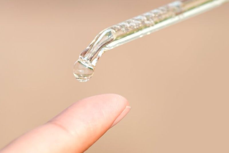 Salicylic acid là một dạng BHA tan trong dầu, có khả năng thâm nhập sâu vào lỗ chân lông để loại bỏ tế bào chết và bã nhờn tích tụ