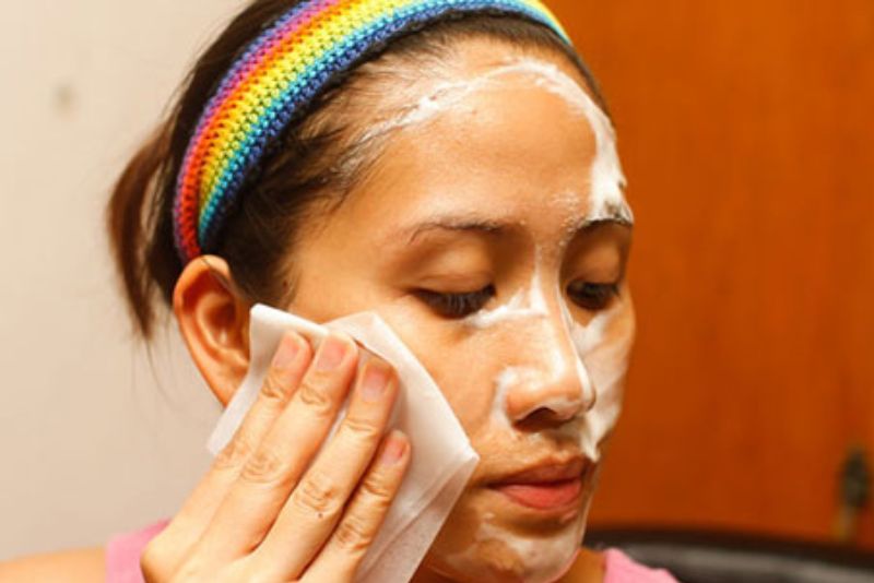 Vệ sinh da để loại bỏ tạp chất, ngăn ngừa mụn