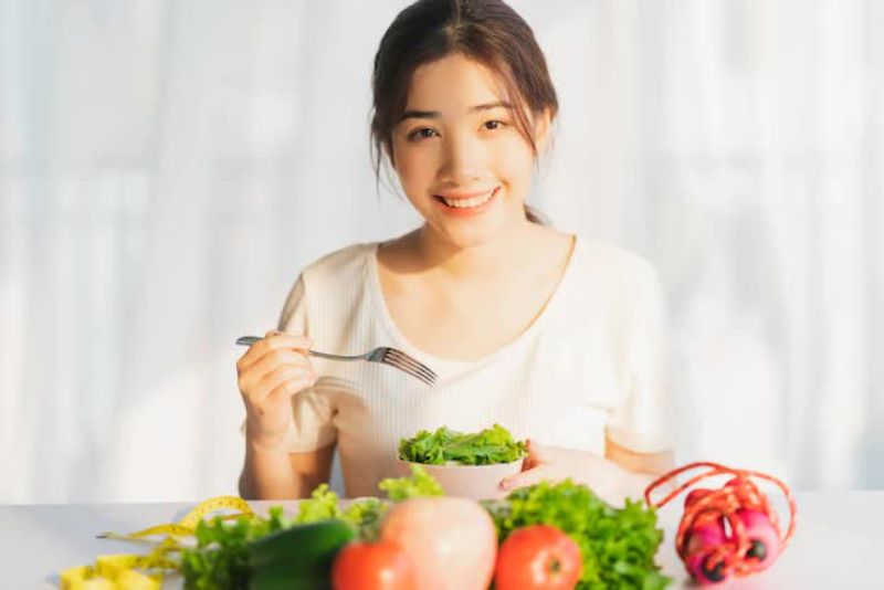 Ăn nhiều rau xanh, uống đủ nước