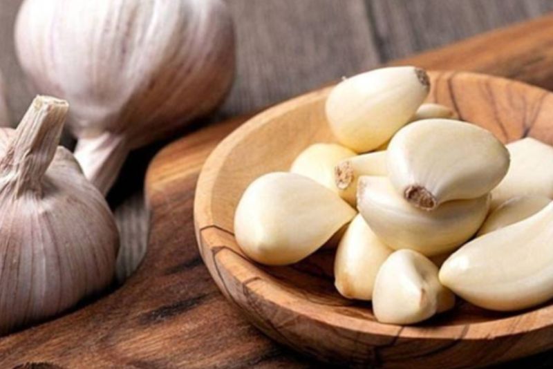 Trong tỏi có chứa allicin với tính kháng khuẩn mạnh mẽ, giúp tiêu diệt vi khuẩn gây mụn