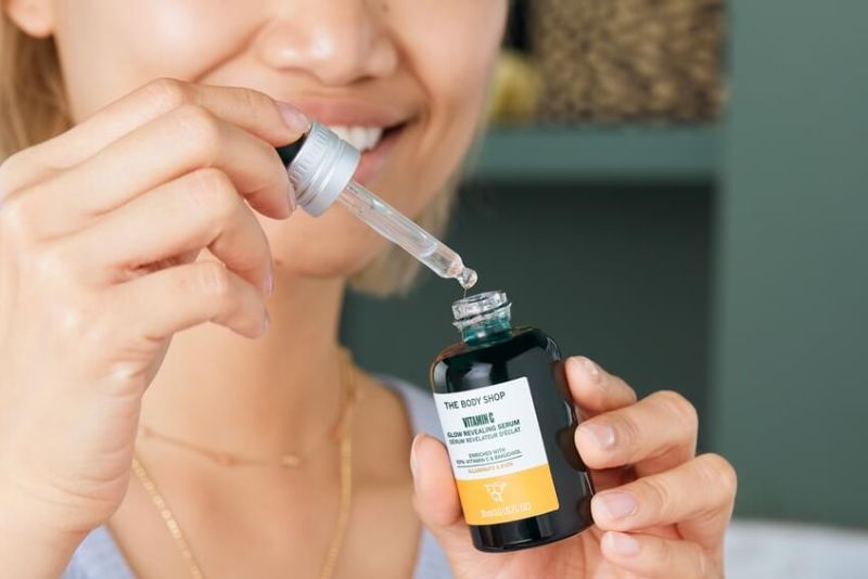 Vitamin C giúp làm dịu các vùng da bị tổn thương do mụn