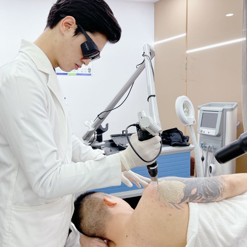 Bác sĩ Vương xóa xăm cho khách hàng tại Kangnam bằng tia laser hiện đại
