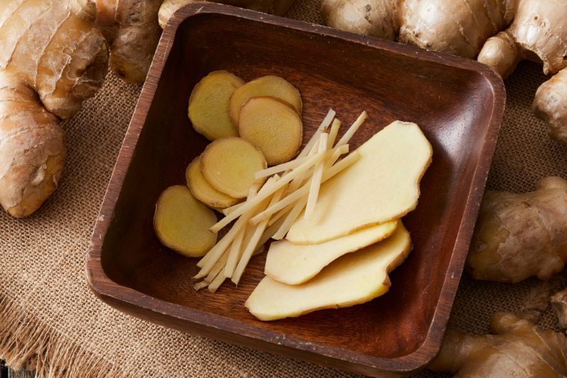 Gừng giúp làm sạch lỗ chân lông và hỗ trợ điều trị mụn hiệu quả.