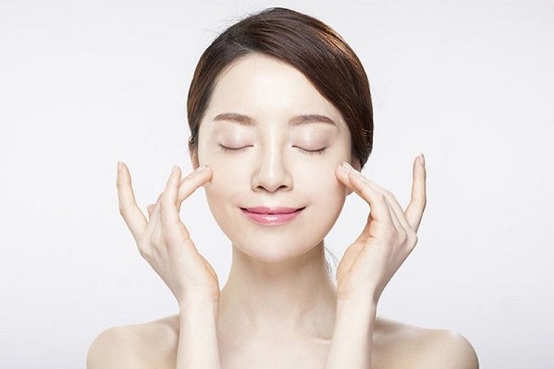 Massage bọng mắt đều đặn mỗi ngày