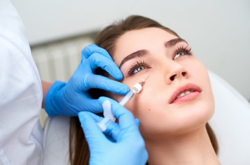 Tiêm filler có công dụng làm đầy vùng bọng mắt