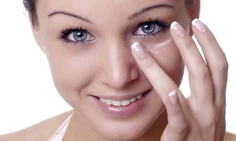 Lựa chọn kem trị quầng thâm mắt chuyên dụng