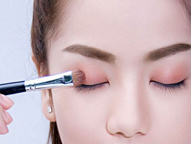 Trang điểm để giúp tạo hiệu ứng mí mắt đều hơn