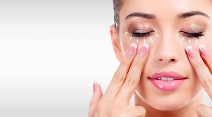 Massage mắt nhẹ nhàng hàng ngày