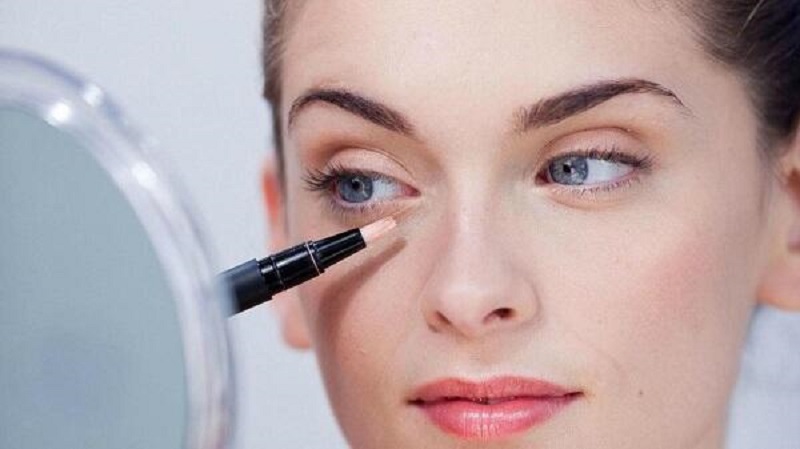 Tạo bọng mắt tự nhiên bằng bút kẻ mắt