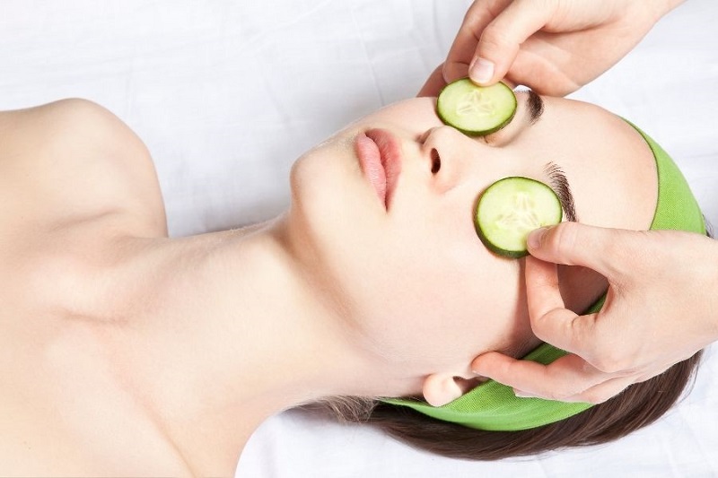 Mặt nạ dưa chuột giúp giảm sưng tấy bọng mắt 