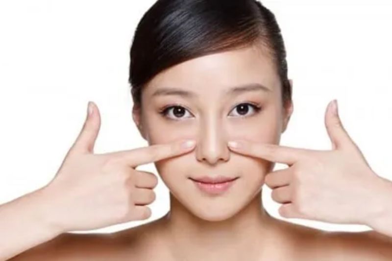 Massage cánh mũi bằng ngón trỏ giúp kích thích tuần hoàn, làm săn cơ mũi và cải thiện dáng mũi nếu kiên trì