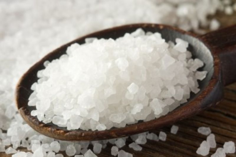 Chườm muối rang là mẹo dân gian được nhiều người áp dụng để làm thon gọn cánh mũi