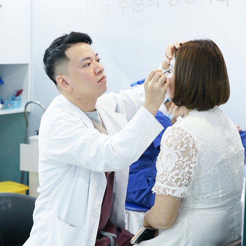 Bác sĩ tại Kangnam thăm khám và sẽ tư vấn cụ thể cho khách hàng