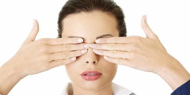 Thực hiện massage mắt đều đặn mỗi ngày