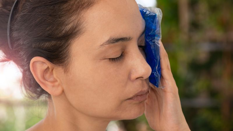 Có thể chườm mát tại nhà để giảm thiểu triệu chứng