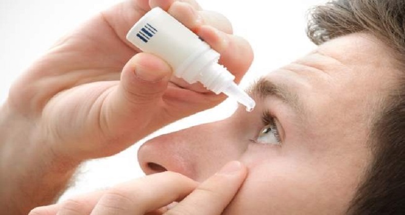 Thuốc nhỏ mắt được kê theo đơn của bác sĩ để làm dịu mí mắt