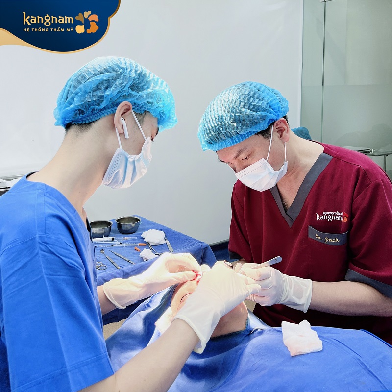 Bác sĩ có chuyên môn, thực hiện đúng kỹ thuật sẽ giúp vết thương nhanh phục hồi