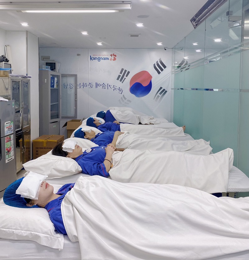 Chườm lạnh sau khi treo chân mày giúp giảm thiểu triệu chứng đau nhức