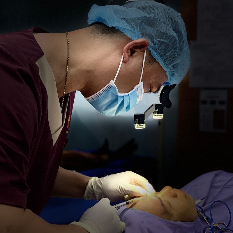 Khách hàng được tiêm gây tê trước khi treo chân mày