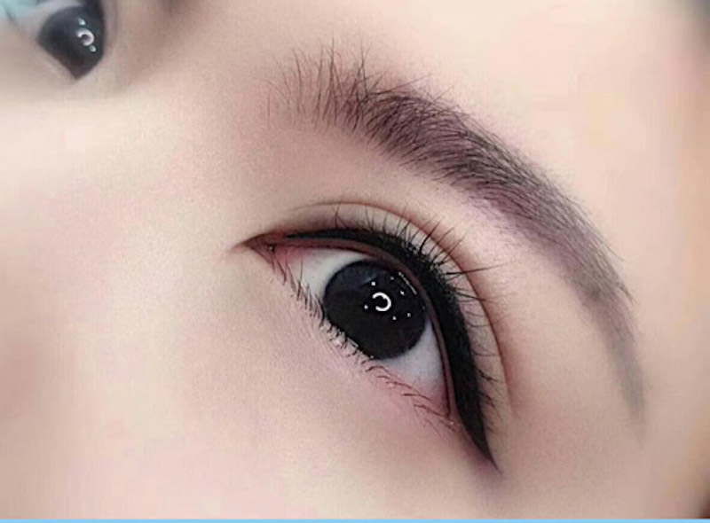 Dáng mí mắt mèo tạo đuôi mí cong vút