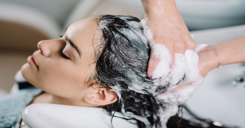 Gội đầu sạch sẽ bằng dầu gội thảo dược