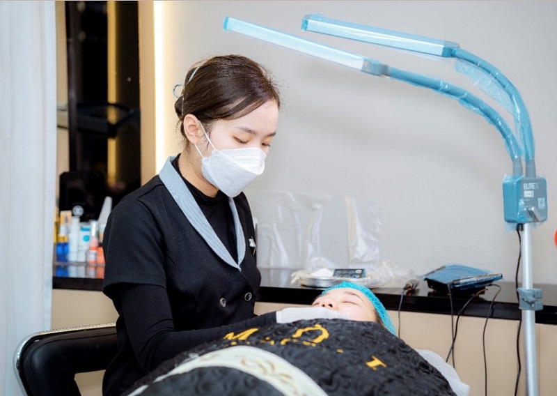 M.Ò.I Beauty & Academy tạo chân mày, đôi môi tự nhiên