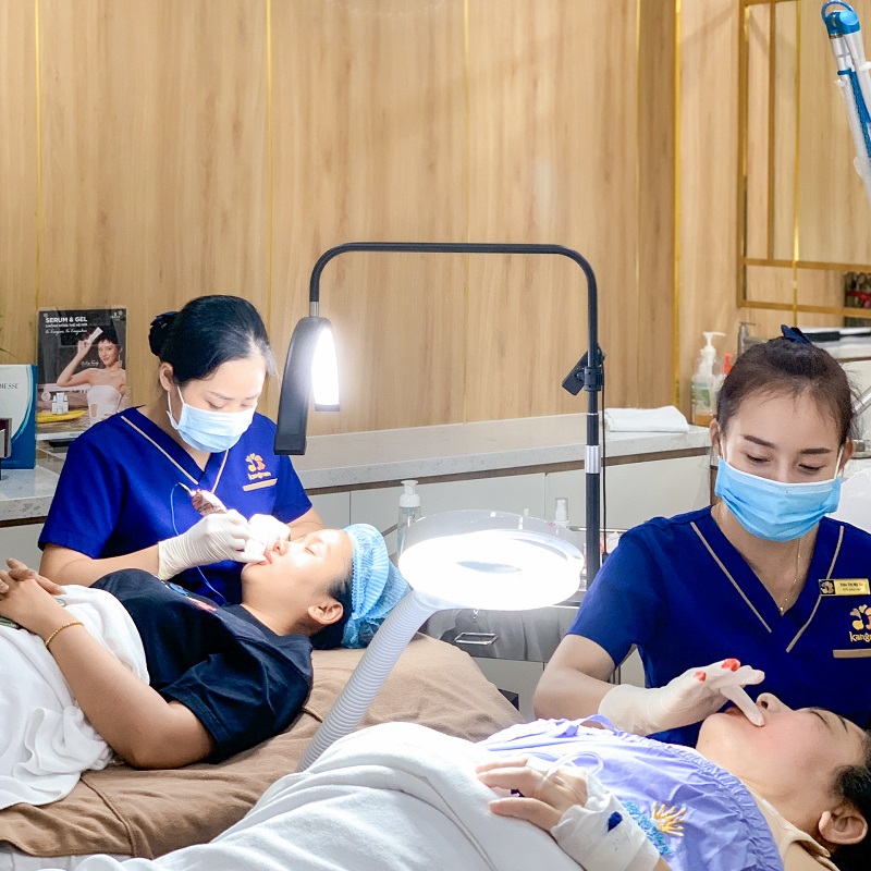 Đội ngũ kỹ thuật viên phun xăm nhiều năm kinh nghiệm