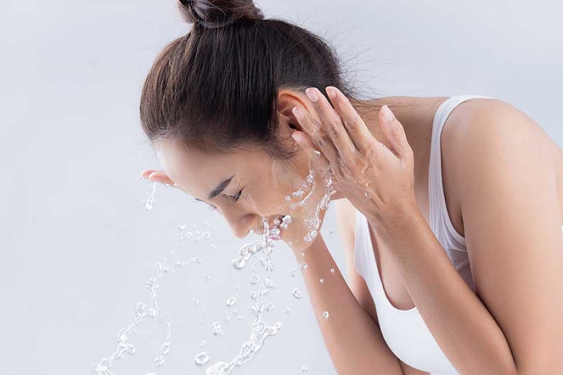 Không nên rửa mặt ngay sau điêu khắc lông mày