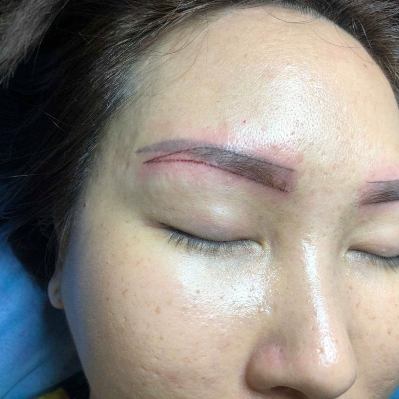 Lệch dáng mày hoặc không cân đối do kỹ thuật viên không có chuyên môn