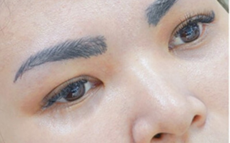Lông mày bị trổ màu xanh, đỏ