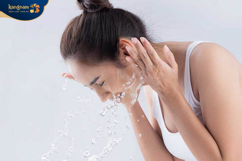 Tránh rửa mặt ngay sau khi điêu khắc chân mày