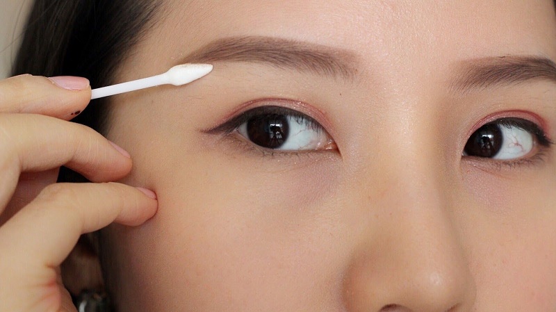 Dùng nước muối sinh lý để làm sạch chân mày