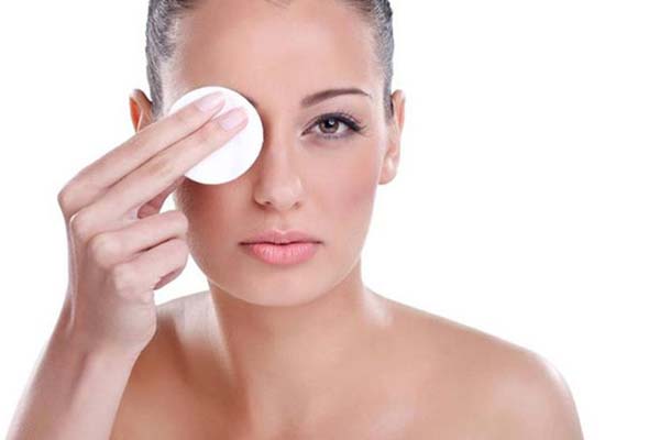 Vệ sinh lông mày sạch sẽ hàng ngày