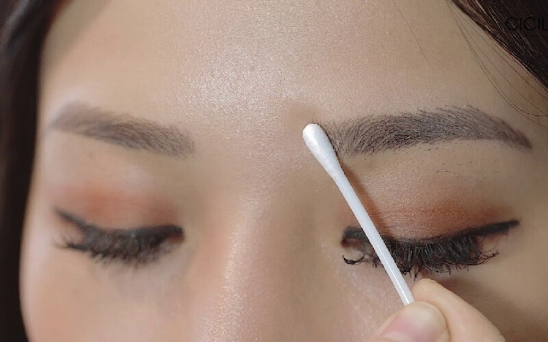 Dùng nước muối sinh lý để làm sạch lông mày
